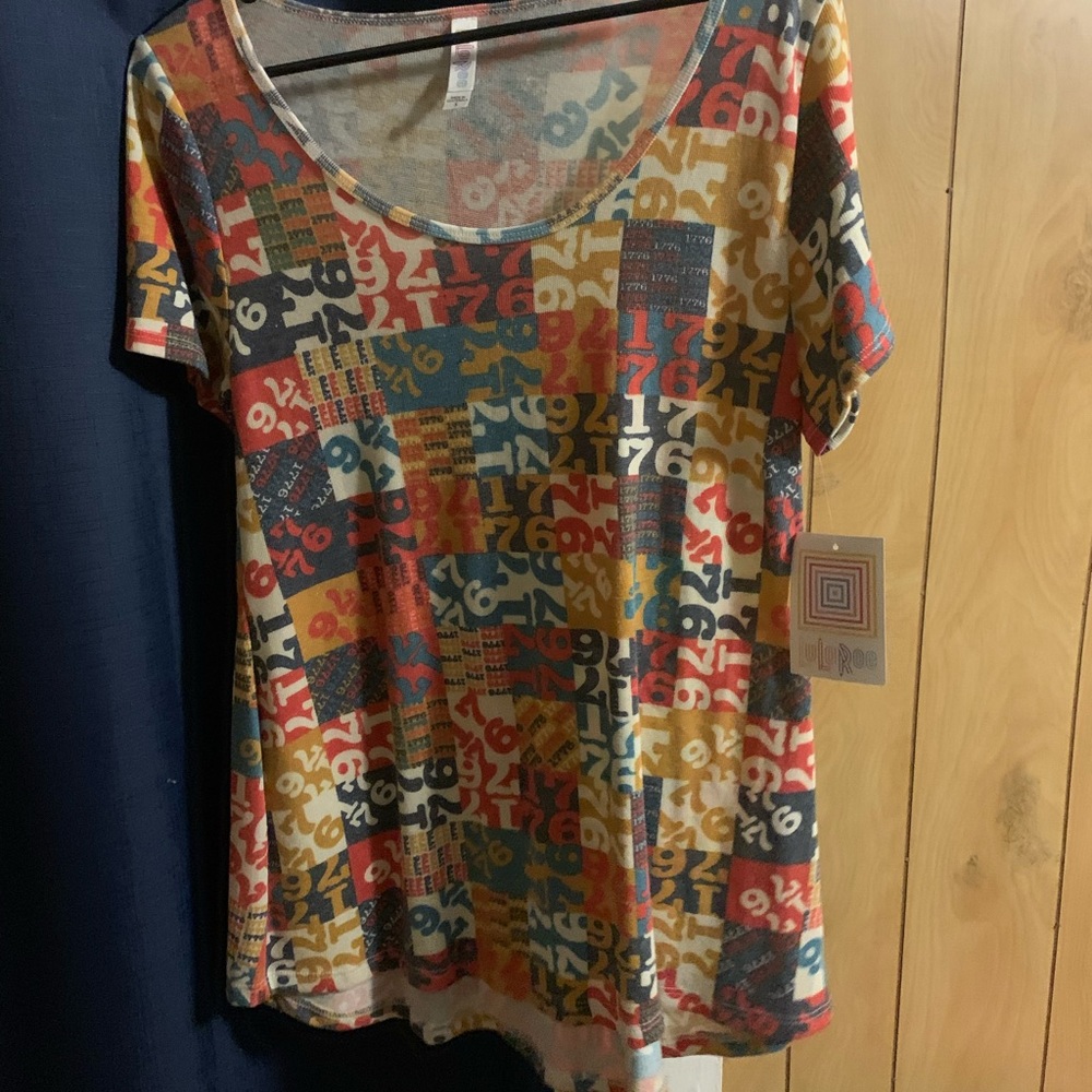 NWT Lularoe Classic T small